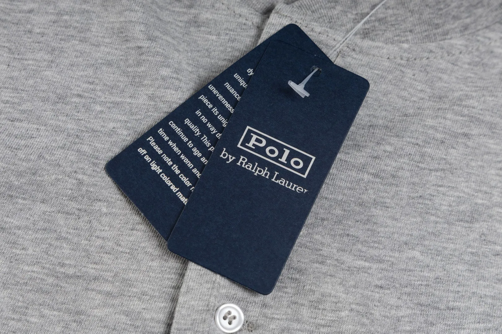 P196 #R85 Ralph Lauren washed heavy brushed distressed henley stand-up collar open chest long-sleeved bottoming shirt thin sweatshirt fabric 100% Xinjiang long-staple cotton, imported embroidered logo on the chest custom threaded collar, classic embroidery, the highest version, suitable for business and leisure daily use! 🌘3-button placket, laser logo pearlescent resin buttons, cuffs and hem are double-stitched, different from the currency version. Washed and distressed, sand-washed and stir-fried. Color: White, Black, Navy Blue, Army Green, Gray Size: S M L XL Length: 69/70/72/75 Bust: 102/108/116/124 Shoulder width: 43/45/47/49 Recommended weight: 100-120/120-140/140-160/160-180 pounds